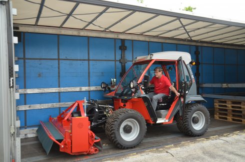 Servisný technik Pavol Belan nastupuje do stroja, aby ho bezpečne vyložil z kamióna.