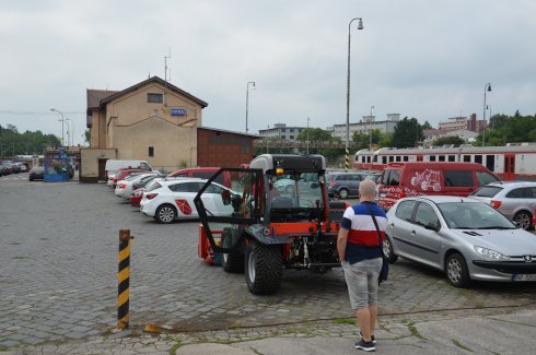 Slávnostné odovzdávanie zákazníkovi pokračuje, prebiehajú ďalšie kroky.