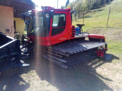 Kolegovia Ivan a Robo na výjazde u zákazníka skontrolovali stroj PistenBully 200.