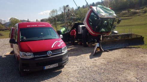 Stroj PistenBully 300 DDC prešiel počas posezónky kompletnou prehliadkou.