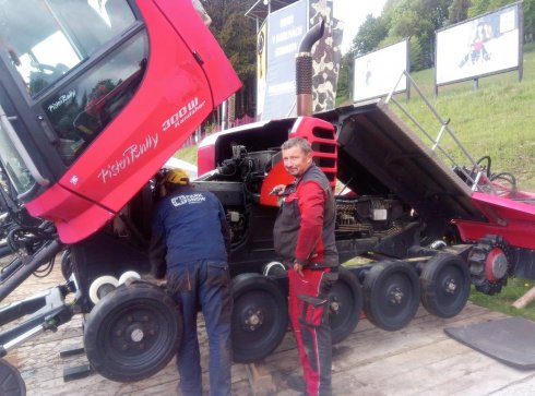 Aj PistenBully 300 Kandahar prešiel dôkladnou prehliadkou.