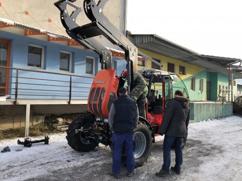 Náš hlavný servisný mechanik Pavol Belan vykonáva poslednú kontrolu stroja.