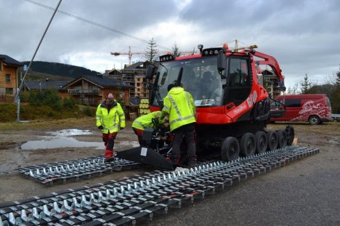 Jasná Chopok sever. Upevnenie hydraulických hadíc prednej radlice na novom stroji PistenBully 600.