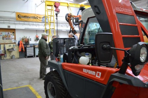 Stroj Metrac H7RX je po vyložení z kamióna už pripravený na stredisku Národnej diaľničnej spoločnosti.