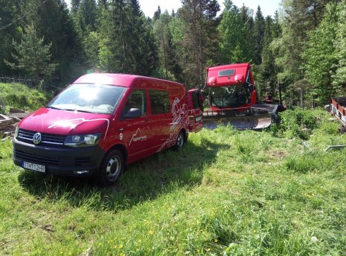 Naše nové servisné autá sú nápomocné v každom teréne.